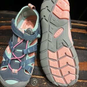Keens sea camp  water sandals BIIG Girls Size 3